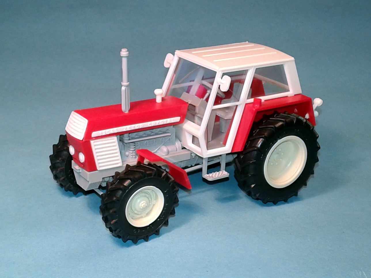 1:43 - traktor Zetor Crystal 12045 - červený  II. - stavebnice