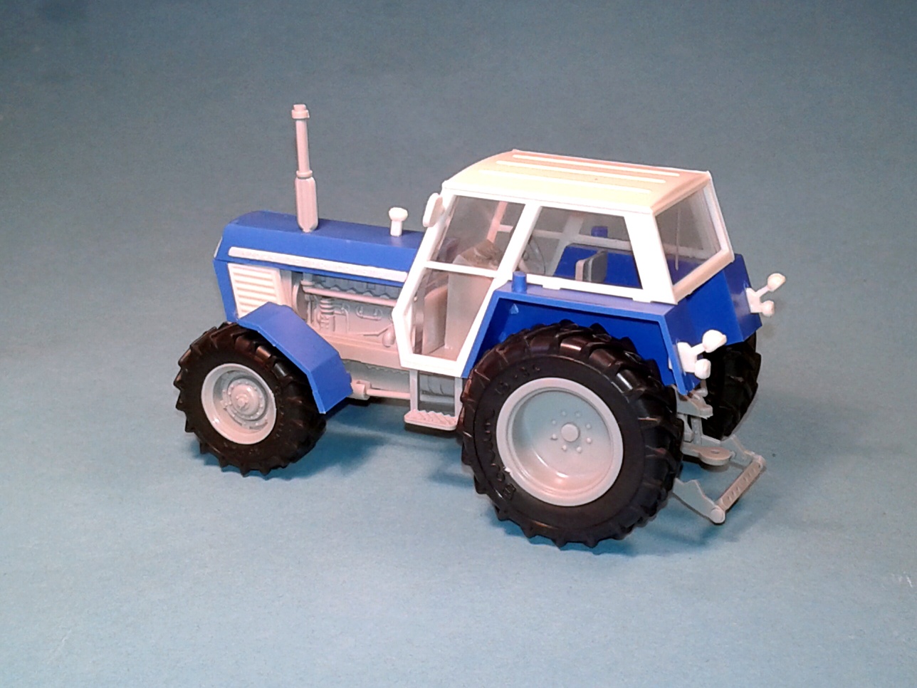 1:43 - traktor Zetor Crystal 12045 - modrý  II. - stavebnice