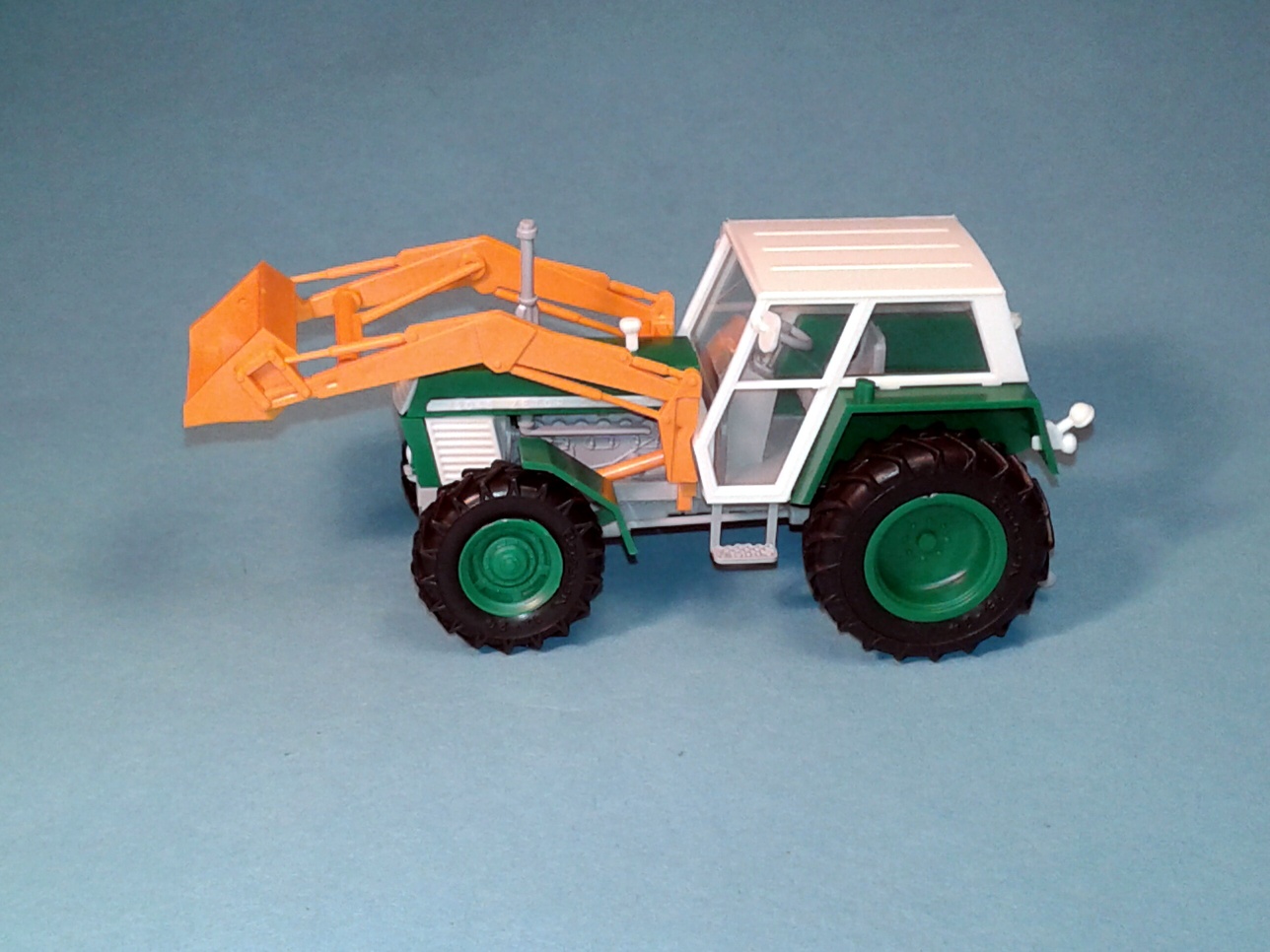 1:43 - traktor Zetor Crystal 12045 - s čelným nakladačem