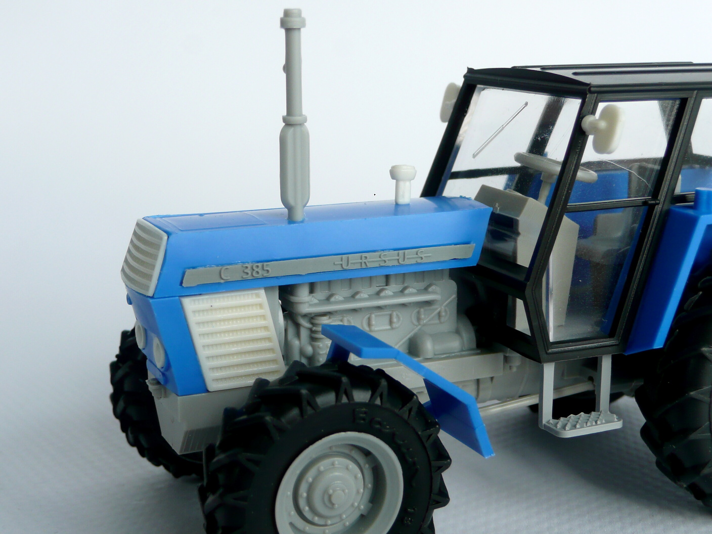 1:43 - traktor URSUS C-385 - modrý - stavebnice