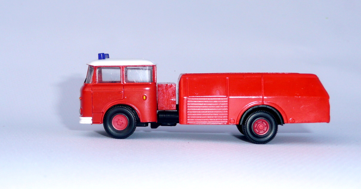 * Škoda 706 cisterna hasiči - 1:87    