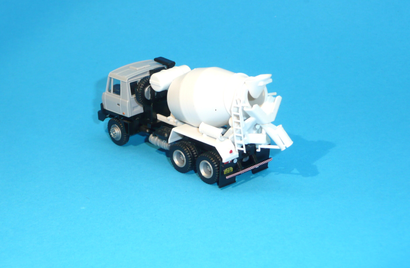 TATRA 815 - domíchávač betonu  - 1:87      