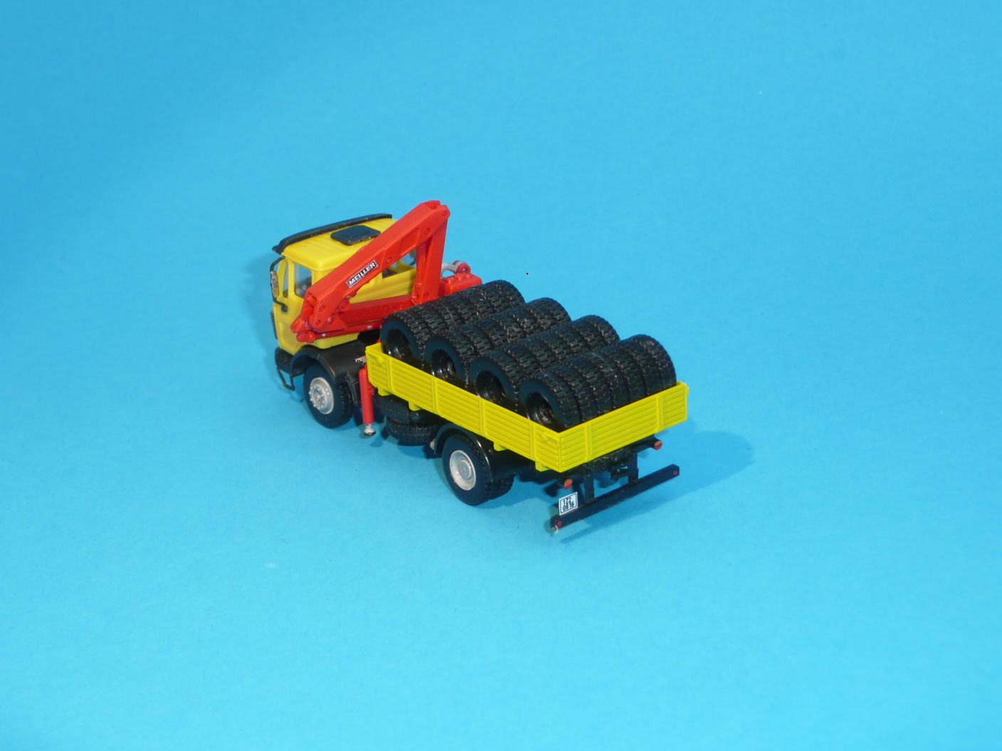 MB valník s HR a nákladem pneumatik - 1:87 