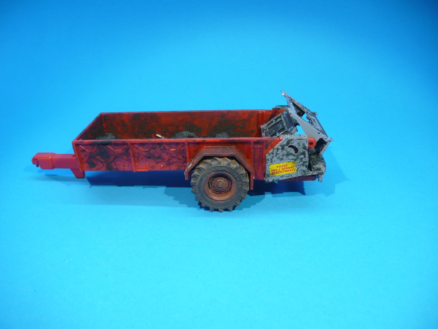 1:43 - rozmetadlo RUR-5 k traktoru Zetor Crystal 12045 - červená