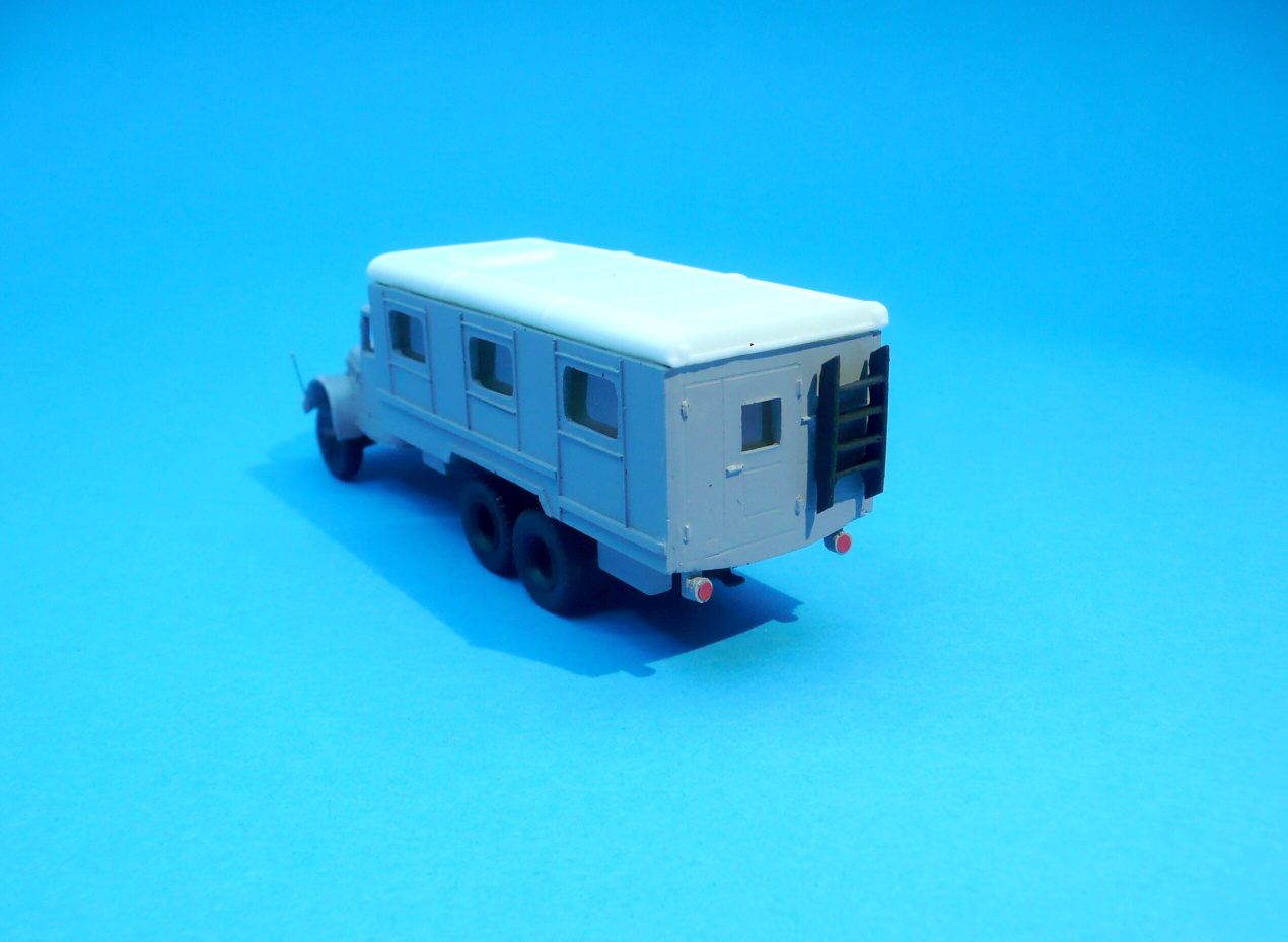 TATRA 111 se skříňovou nástavbou - 1:87