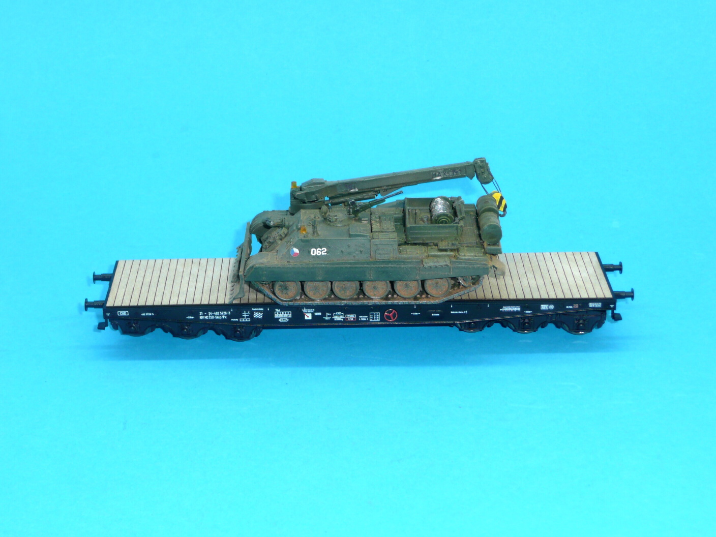 plošinový vůz Salp/Px - ČSD s nákladem VT-72B