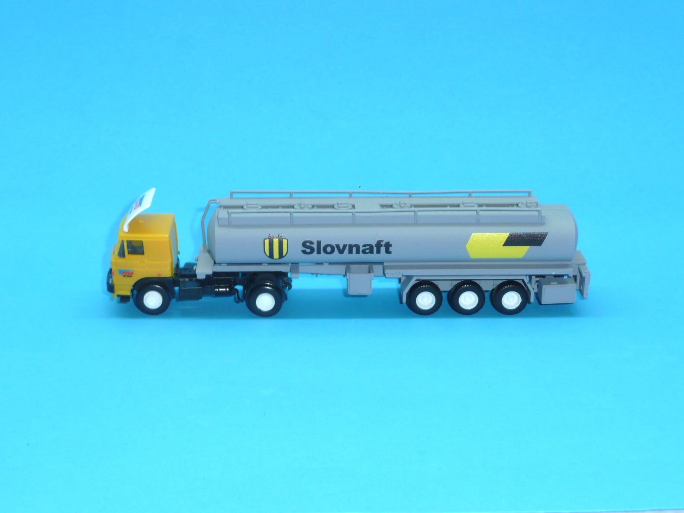 LIAZ - cisterna SLOVNAFT - 1:87      