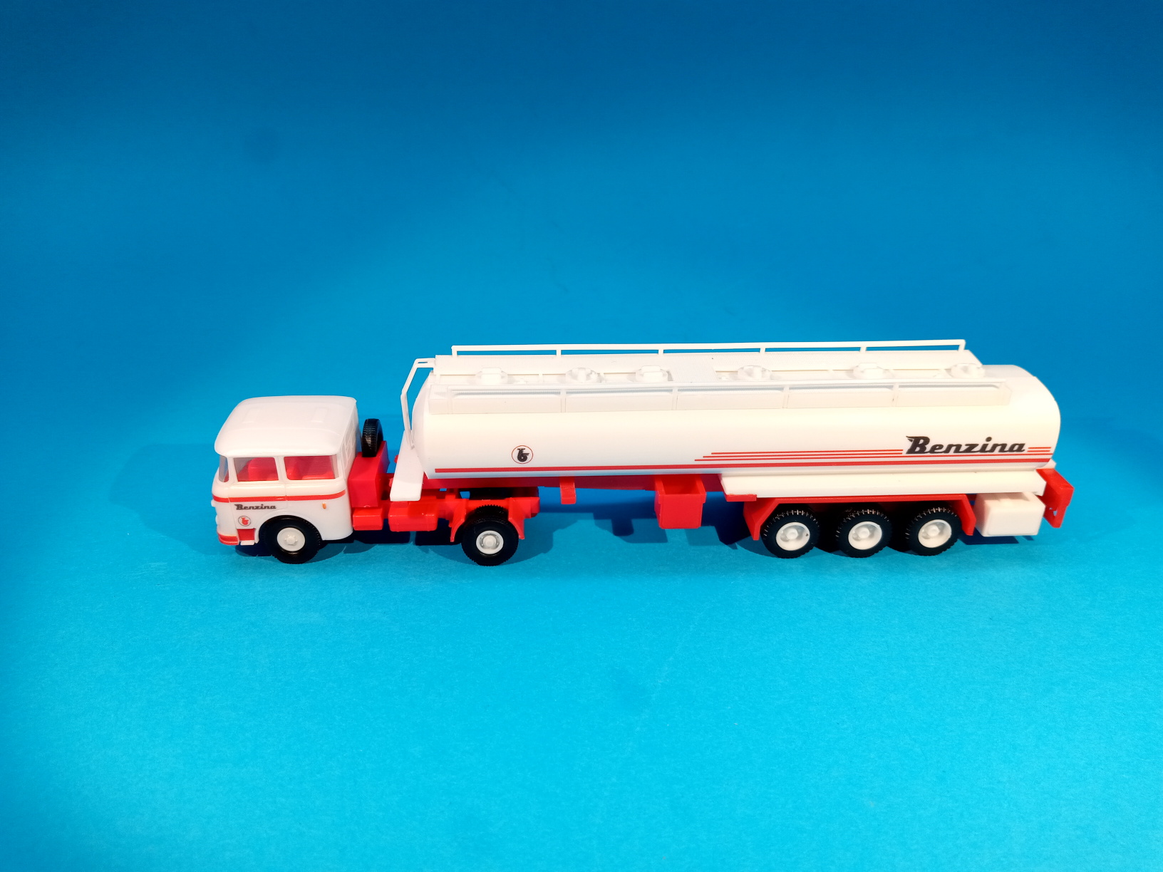* Škoda 706 - cisterna BENZINA - 1:87    