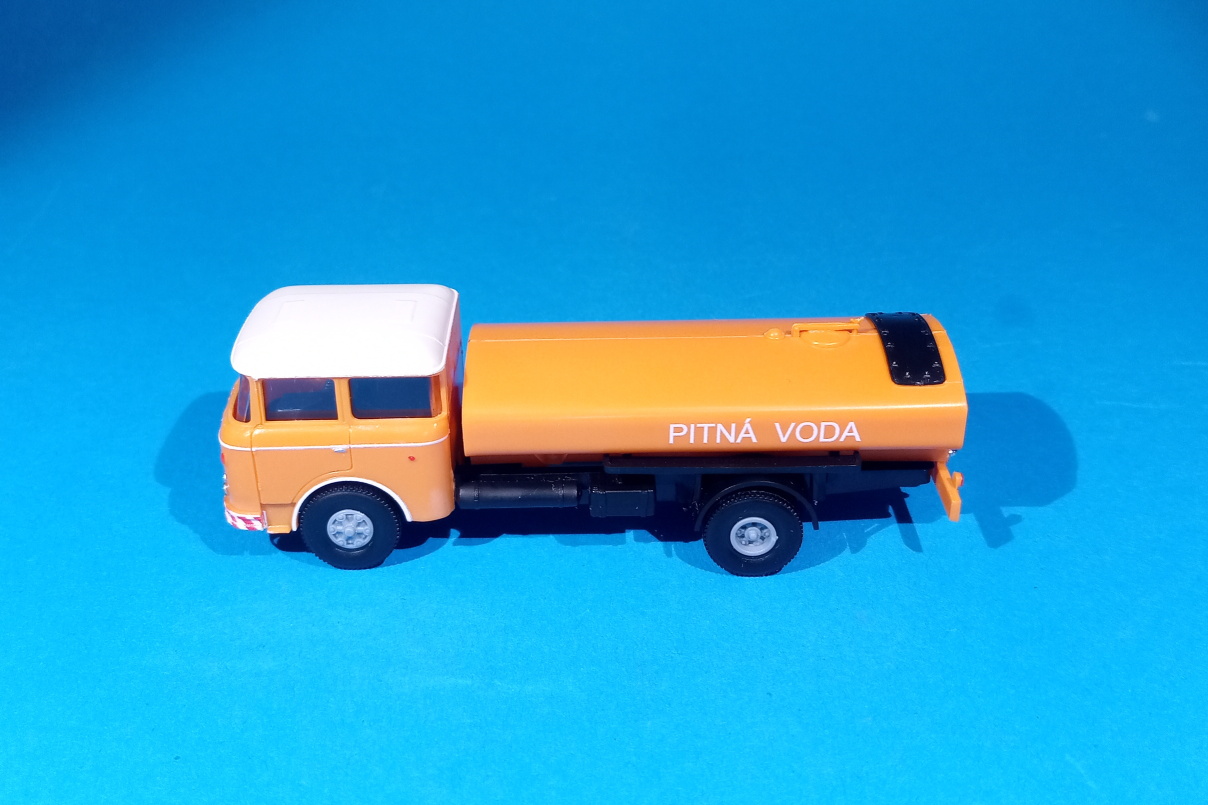 Škoda 706 - stará maska - cisterna na pitnou vodu - TRILEX kola 1:87 