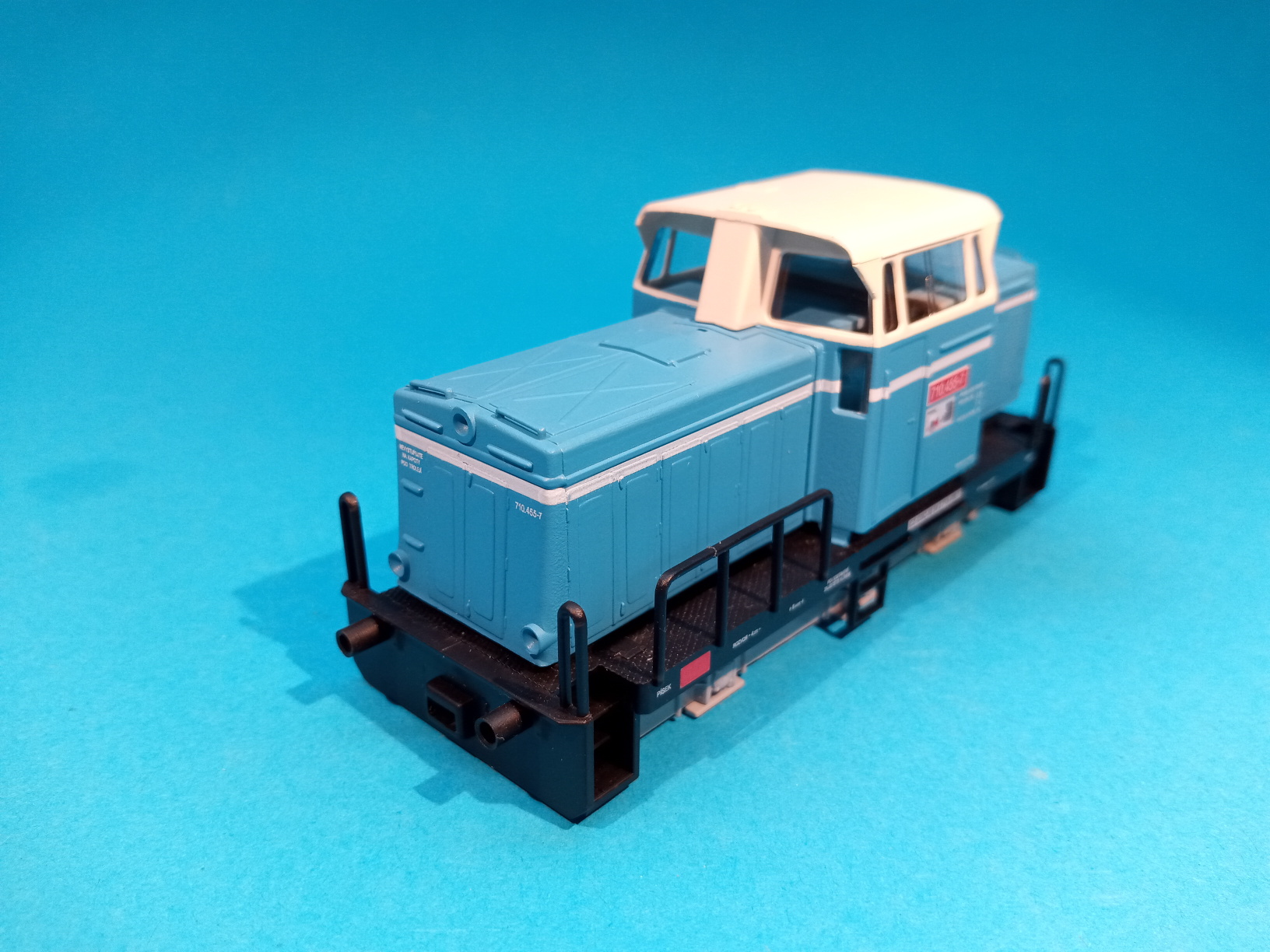 T334 - 710.455-7 - kompletní karoserie - 1:87