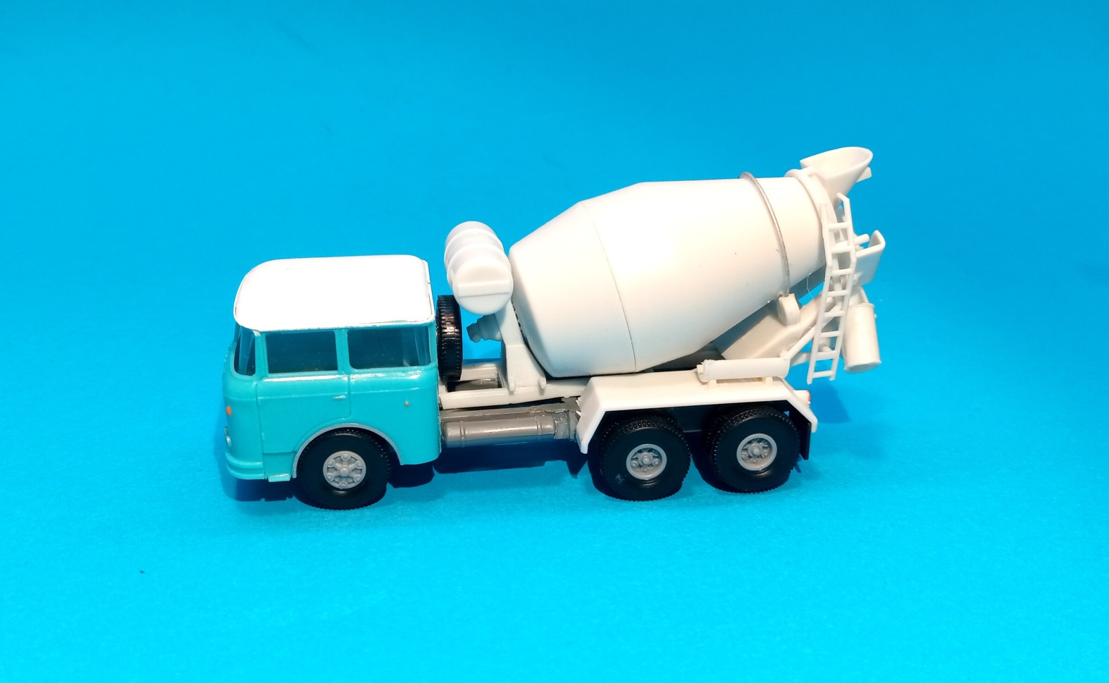 Škoda 706 - 6x6 Betonmix - 1:87    