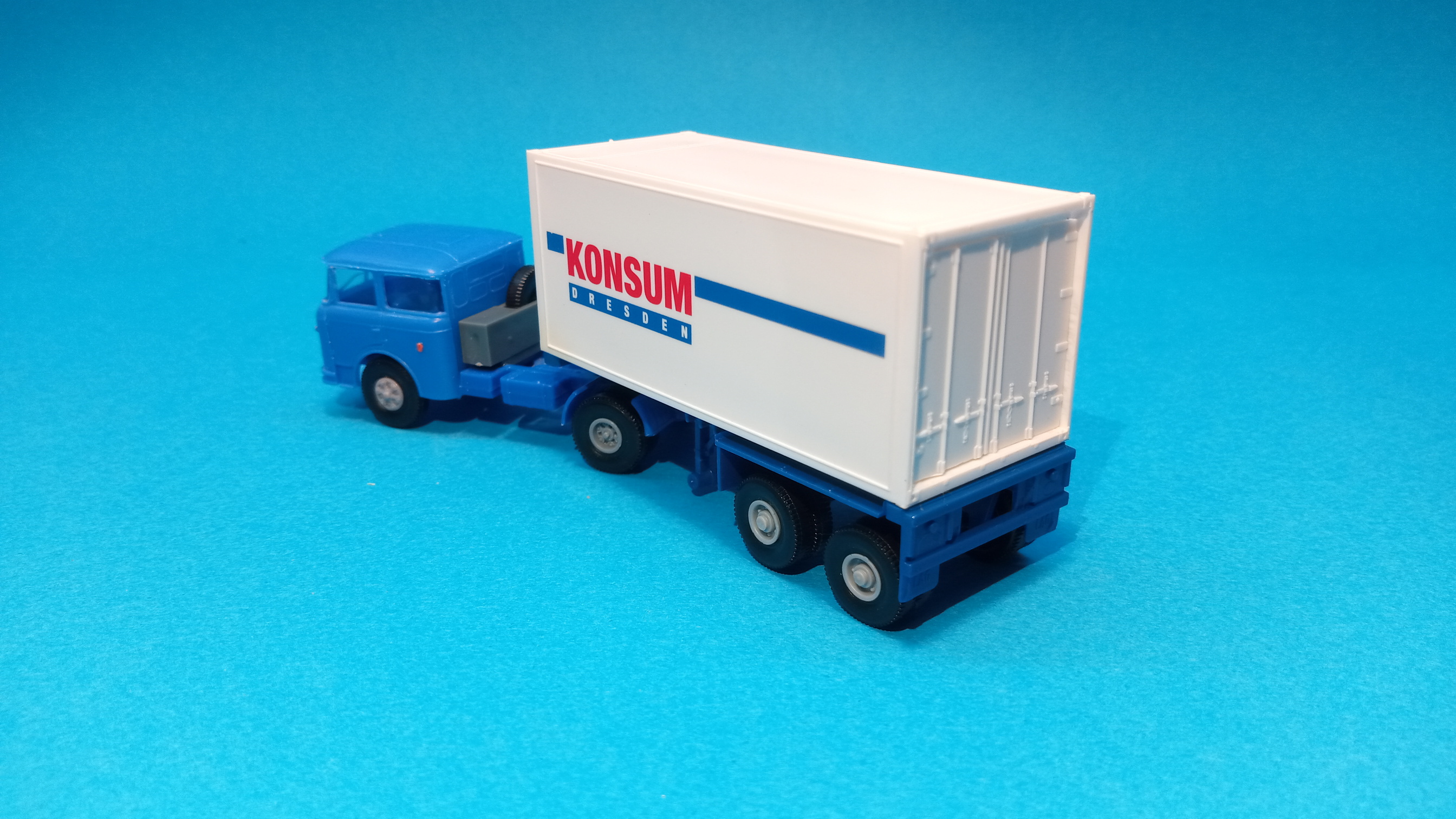* Škoda 706 -  návěs Konsum Dresden - 1:87    