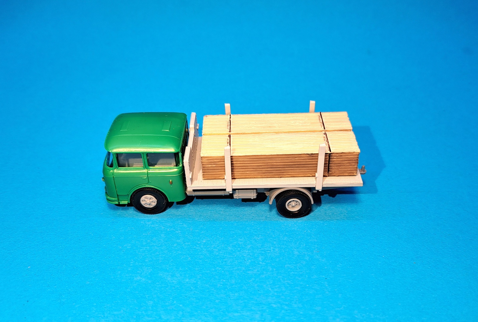 Škoda 706 - přepravník dřeva s nákladem prken - 1:87