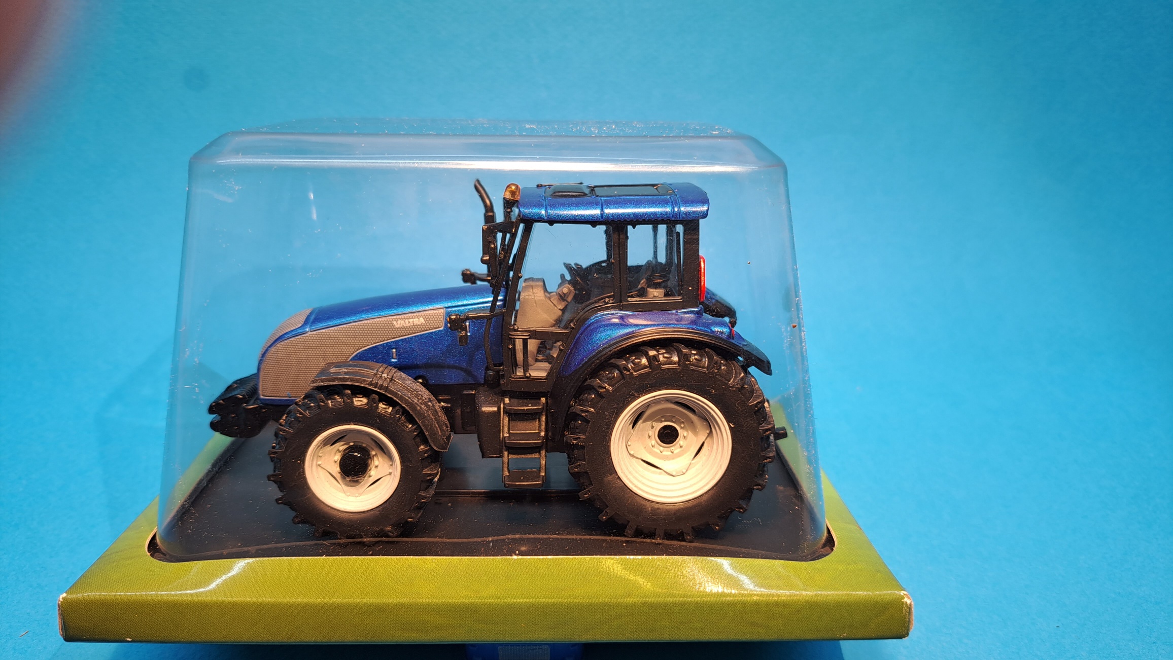 1:43 - Tractor Valtra T190 - 2006 