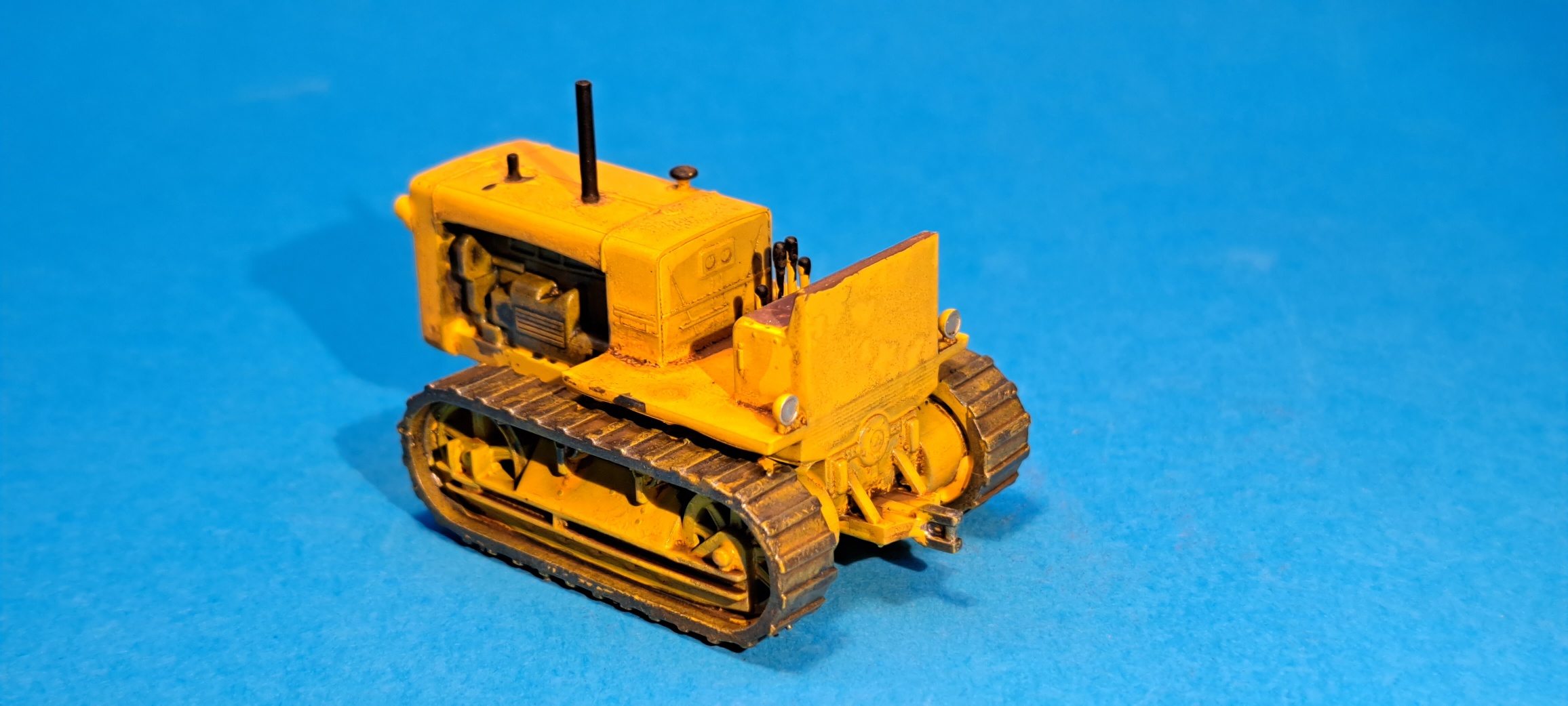 pásový traktor Stalinec 65 - 1:87    