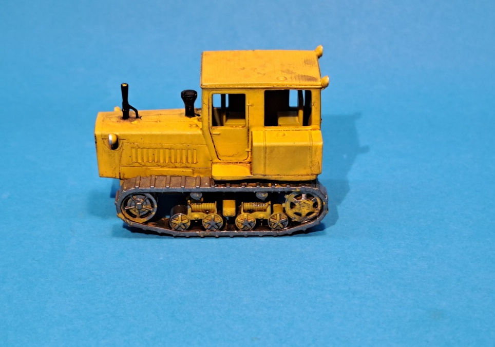 pásový traktor DT-75K - 1:87    
