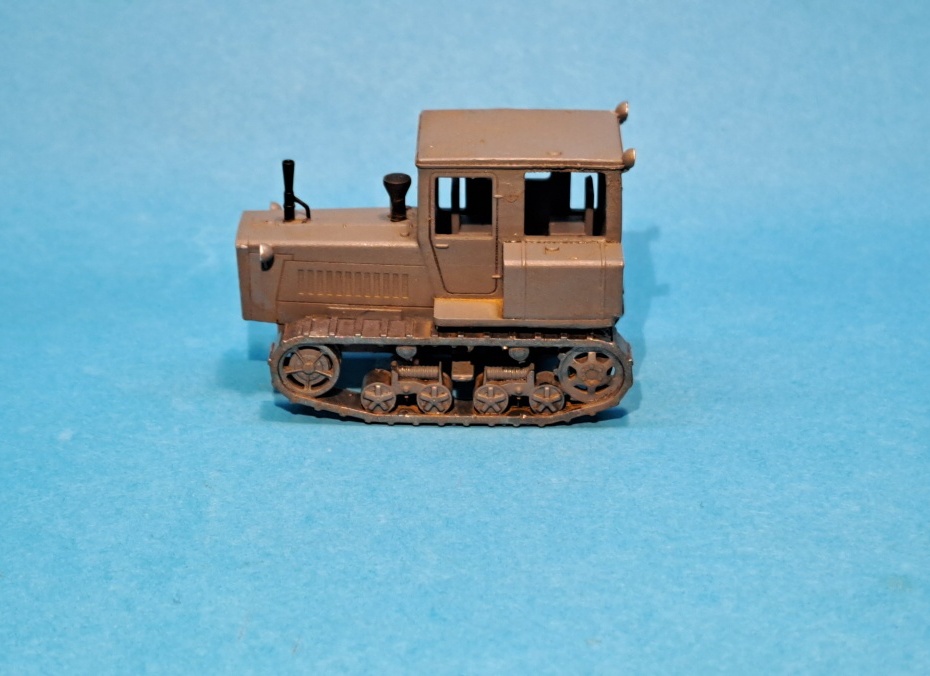 pásový traktor DT-75K - 1:87    