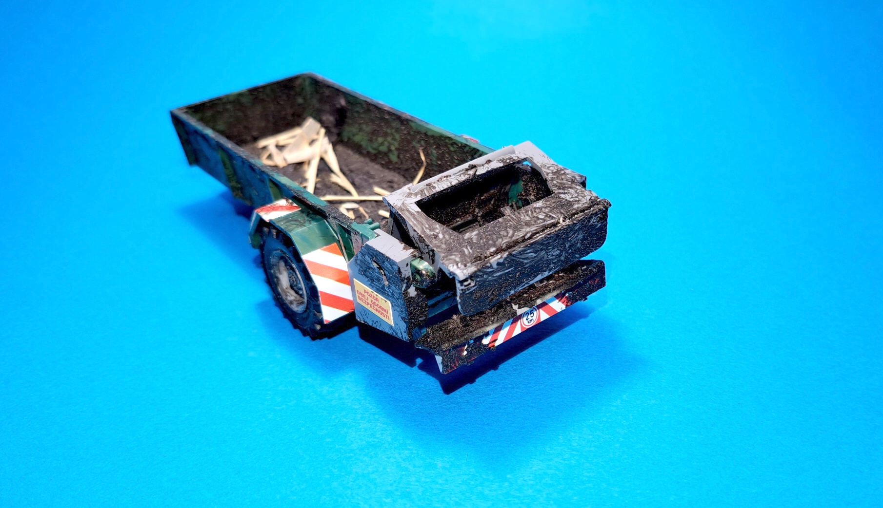 1:43 - rozmetadlo RUR-5 k traktoru Zetor Crystal 12045 - zelené
