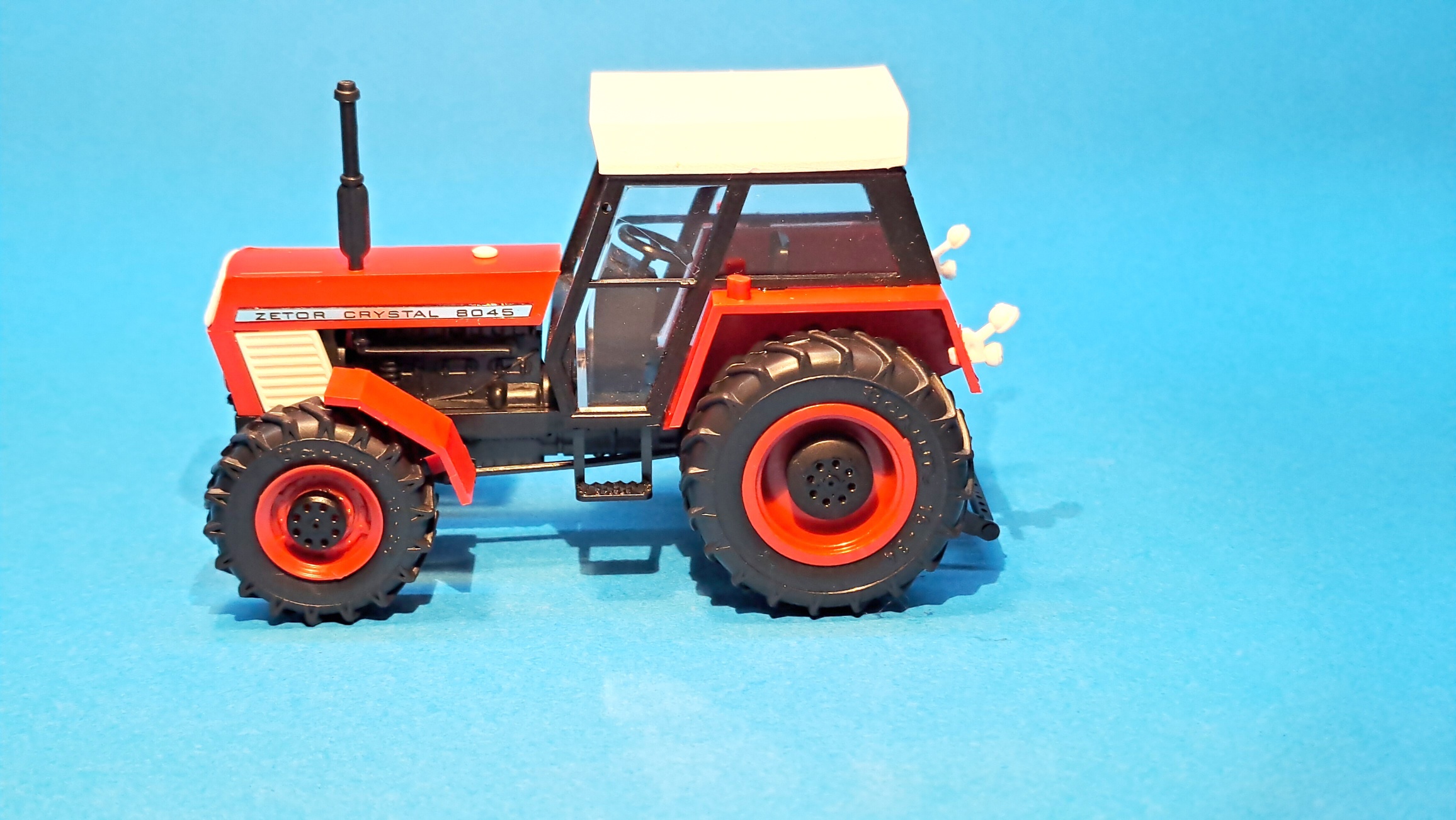 1:43 - traktor Zetor Crystal 8045 - červený  II. - hotový model