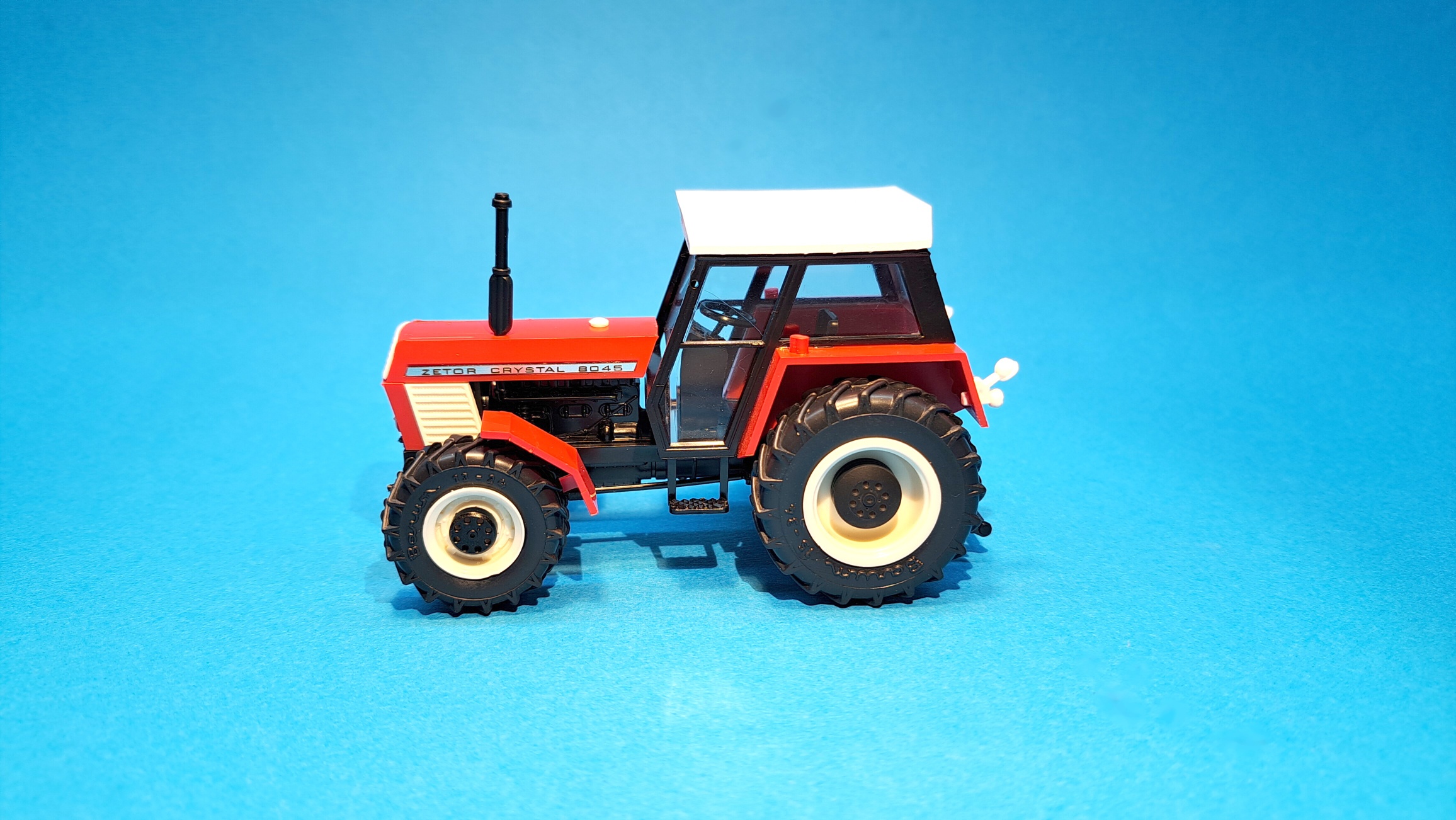 1:43 - traktor Zetor Crystal 8045 - červený  I. - hotový model
