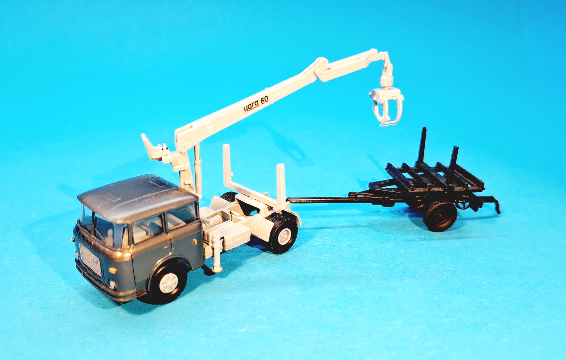 ŠKODA 706 tahač s HR Hara 60 + návěs pro odvoz dřeva 1:87