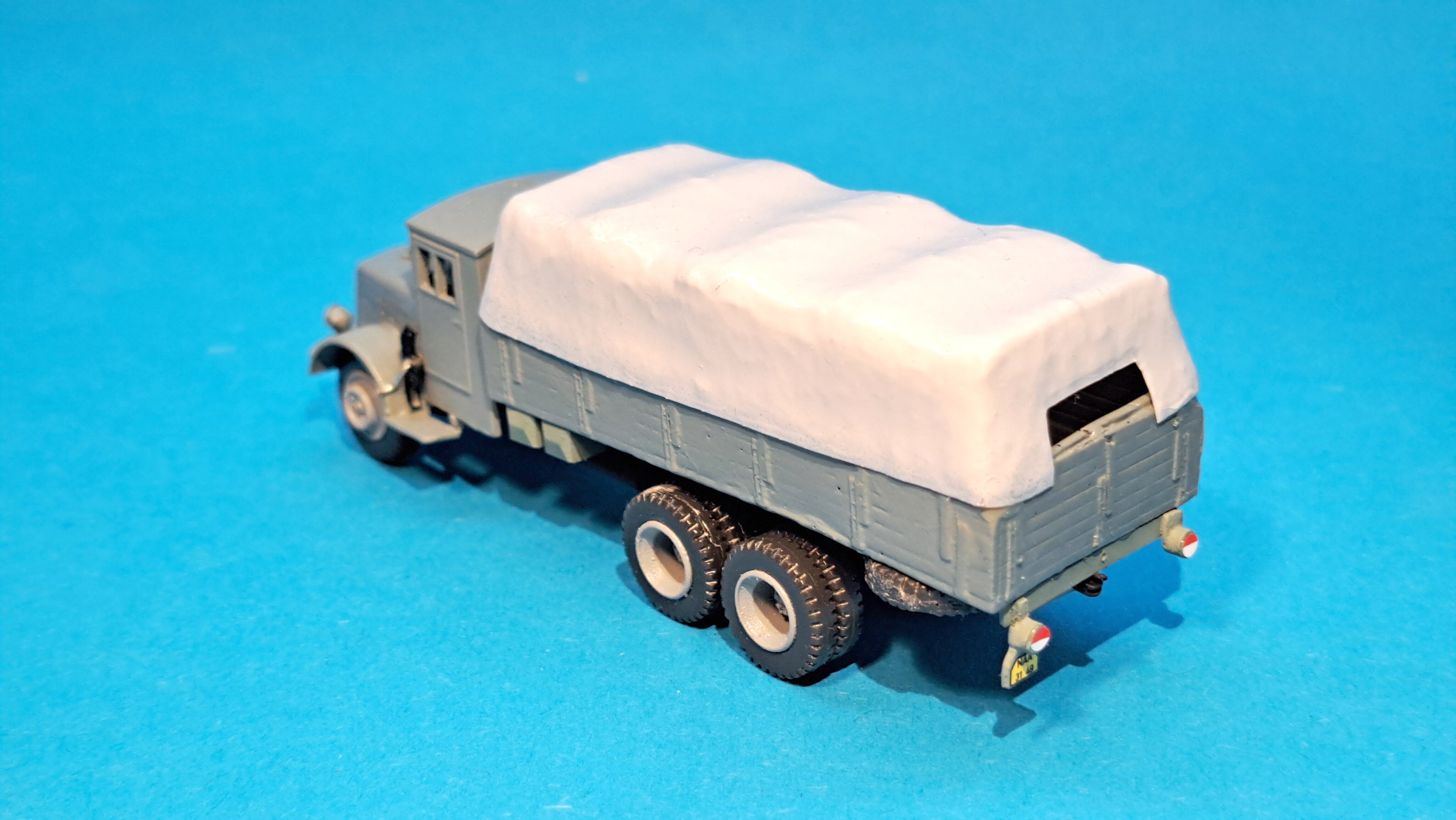 TATRA 111 stará kabina - šedá barva s plachtou - 1:87 
