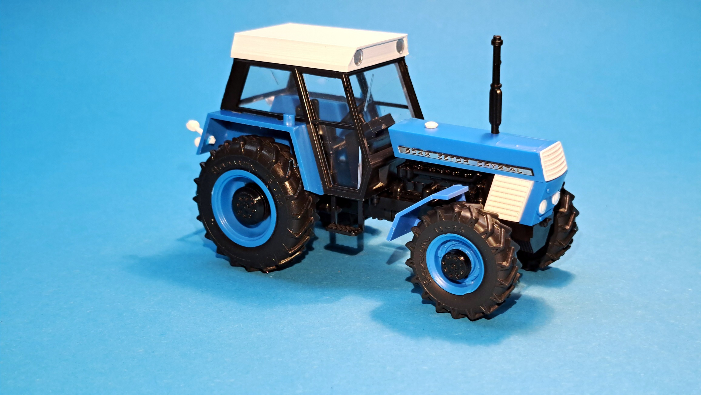 1:43 - traktor Zetor Crystal 8045 - modrý - hotový model