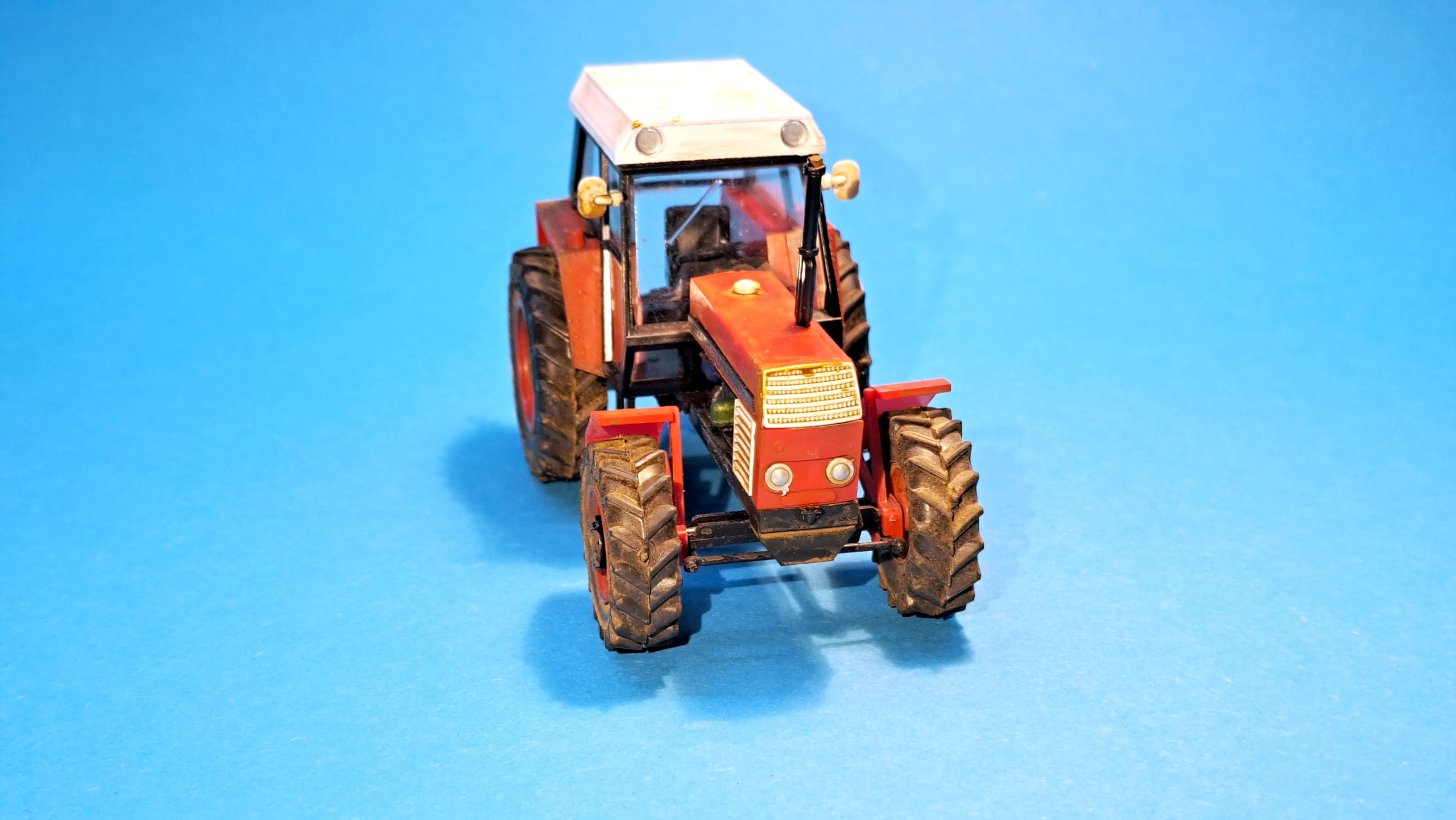 1:43 - traktor Zetor Crystal 8045 - červený I. - hotový model PATINA