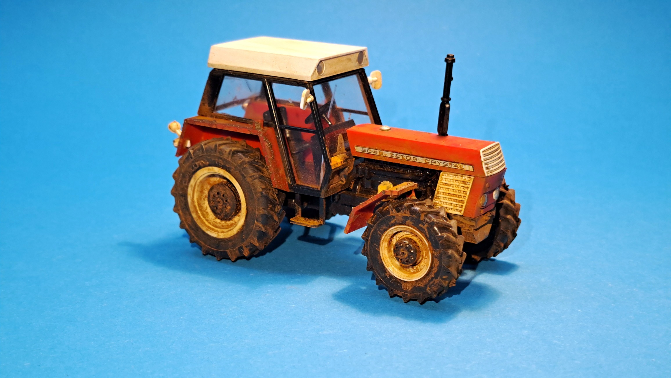 1:43 - traktor Zetor Crystal 8045 - červený II. - hotový model PATINA