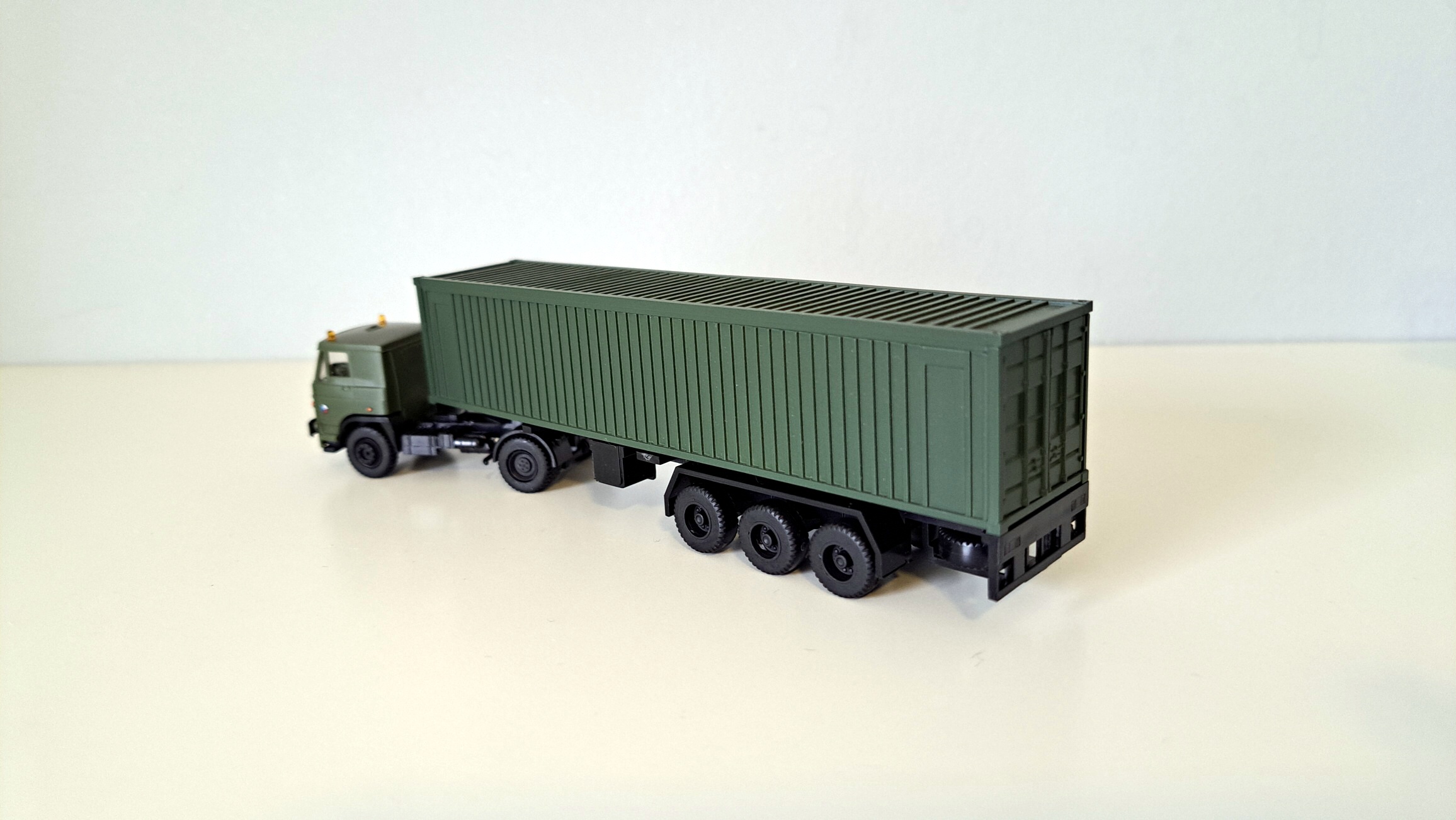 LIAZ tahač  + návěs s 40" kontejnerem - ČSLA - 1:87