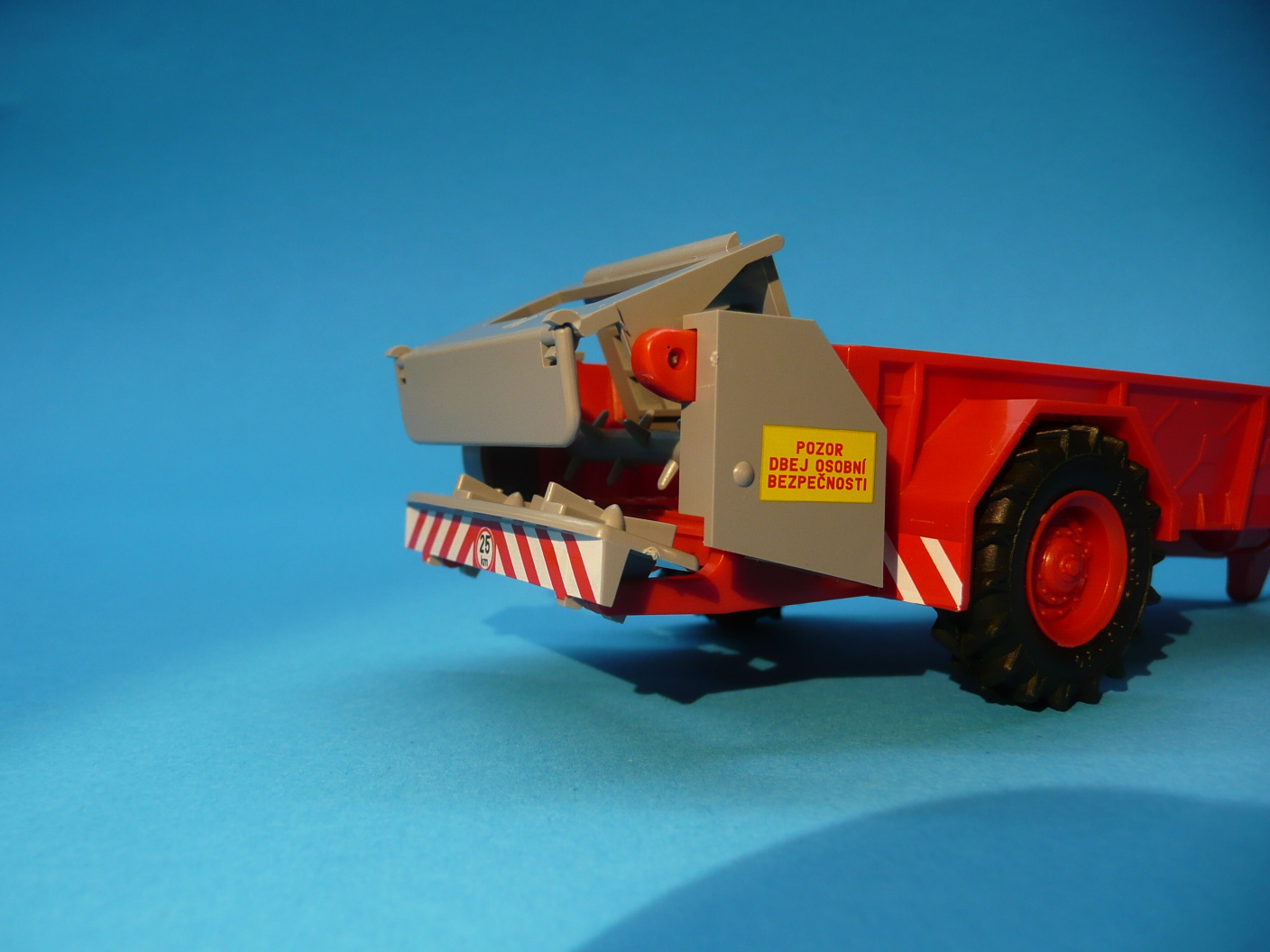 1:43 - rozmetadlo RUR-5 k traktoru Zetor Crystal 12045 - stavebnice - červená 