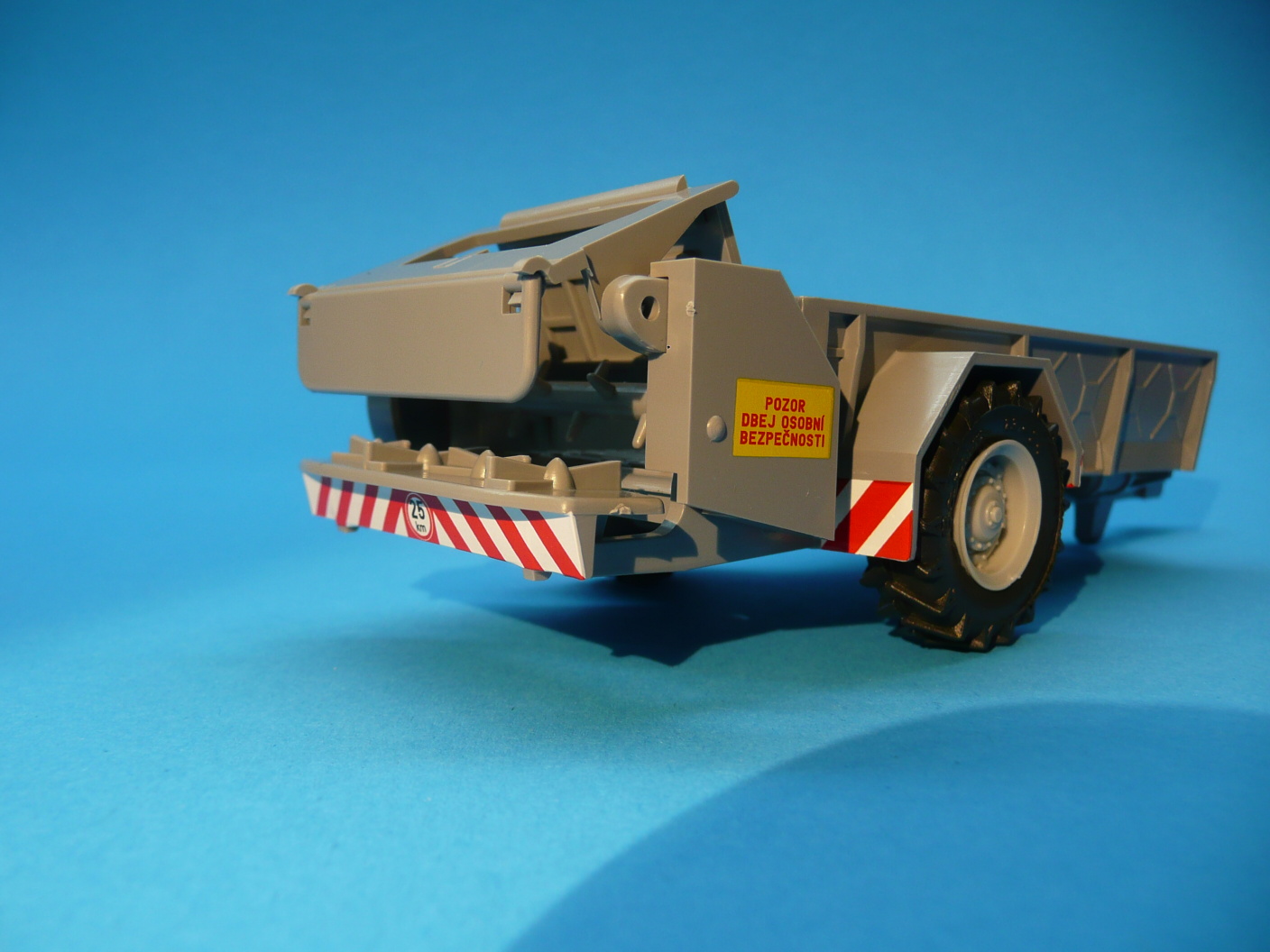 1:43 - rozmetadlo RUR-5 k traktoru Zetor Crystal 12045 - stavebnice - šedá barva