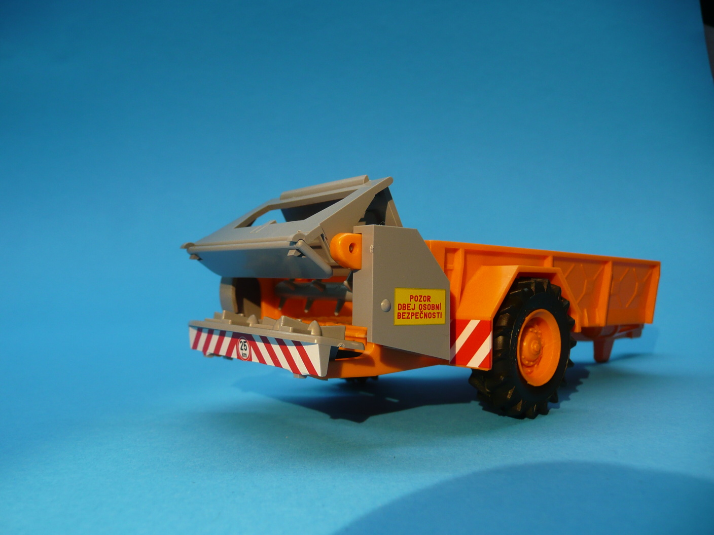 1:43 - rozmetadlo RUR-5 k traktoru Zetor Crystal 12045 - stavebnice - oranžová