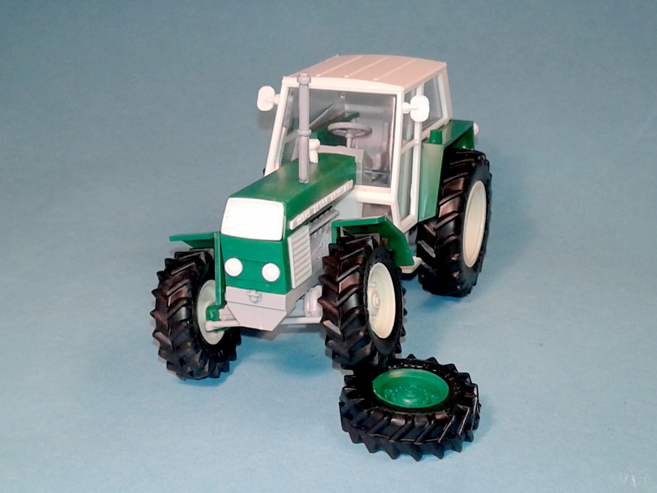 1:43 - traktor Zetor Crystal 12045 - zelený - stavebnice
