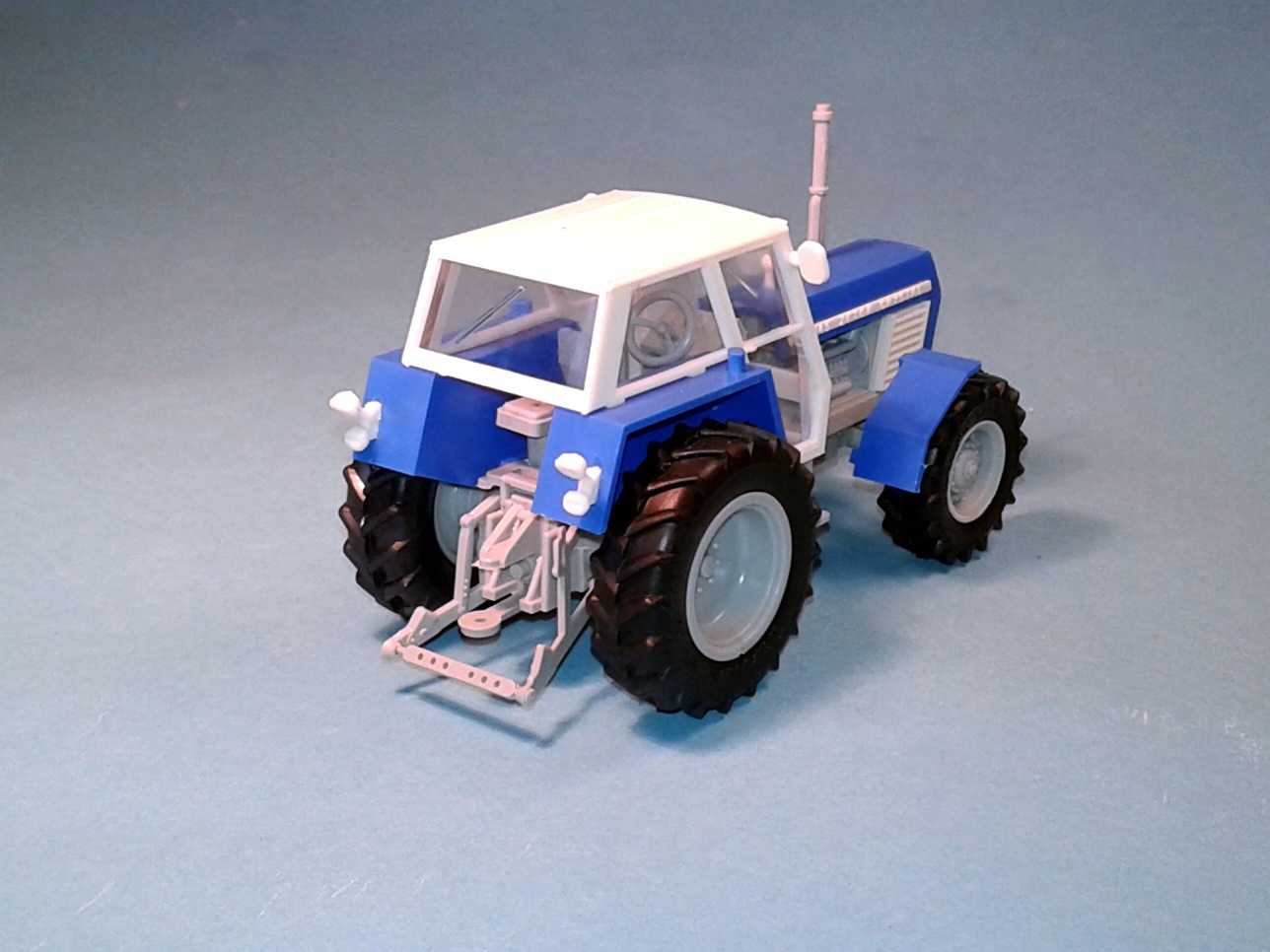 1:43 - traktor Zetor Crystal 12045 - modrý  II. - stavebnice