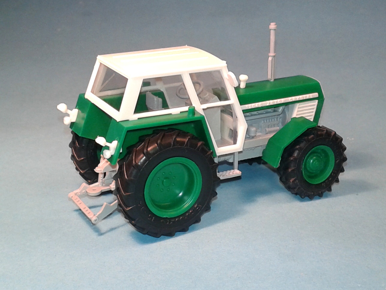 1:43 - traktor Zetor Crystal 12045 - zelený  II. - hotový model