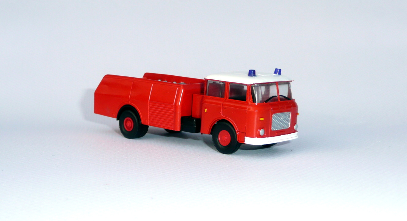 * Škoda 706 cisterna hasiči - 1:87    