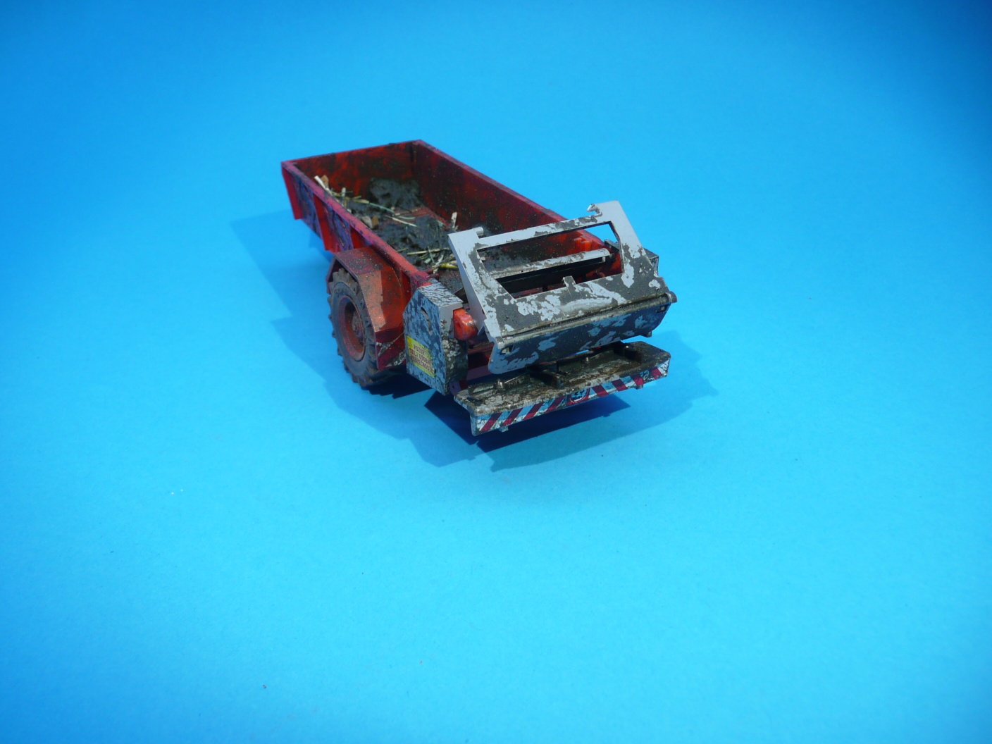 1:43 - rozmetadlo RUR-5 k traktoru Zetor Crystal 12045 - červená