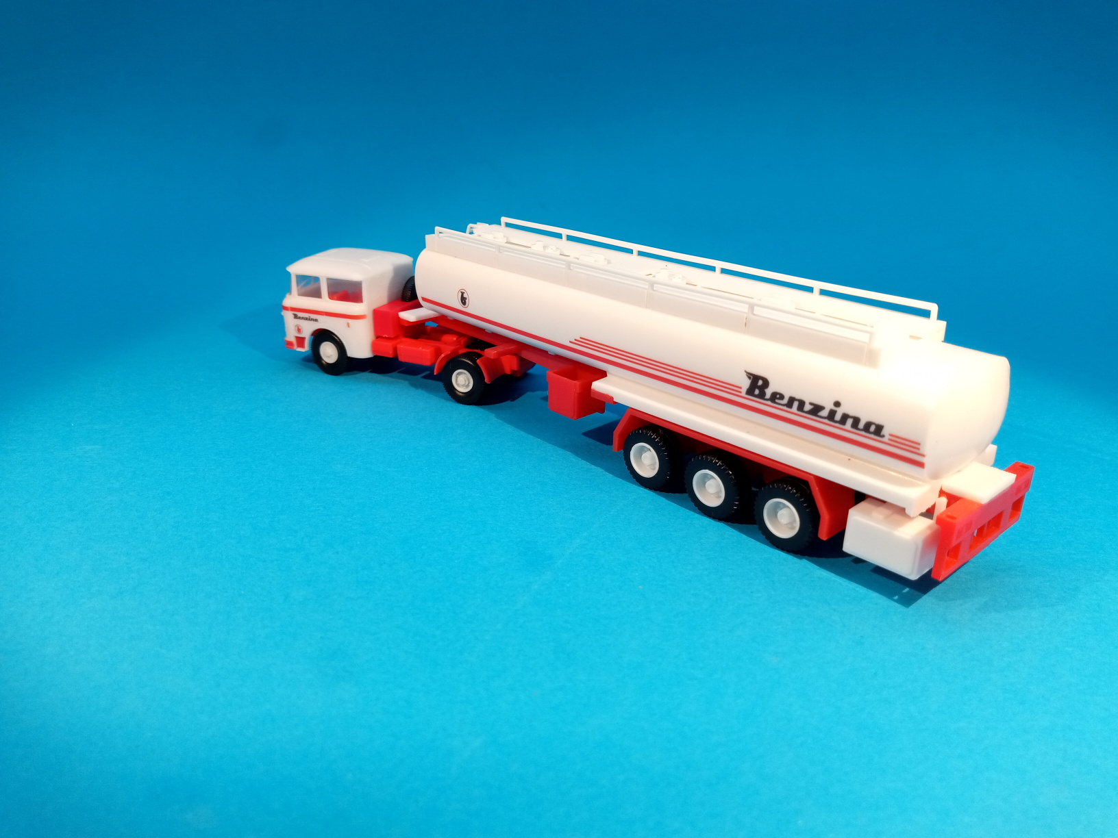 * Škoda 706 - cisterna BENZINA - 1:87    