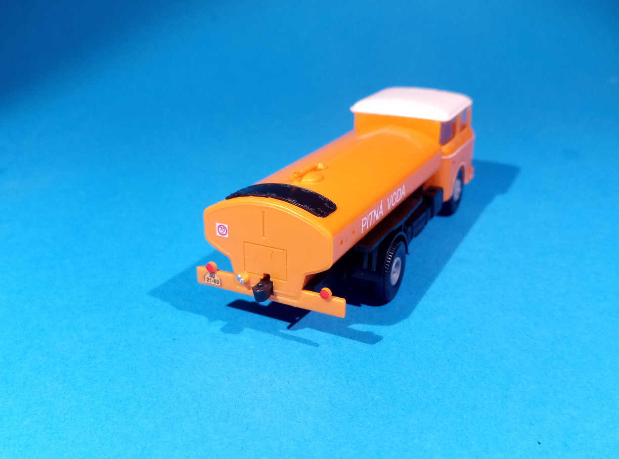 Škoda 706 - stará maska - cisterna na pitnou vodu - TRILEX kola 1:87 
