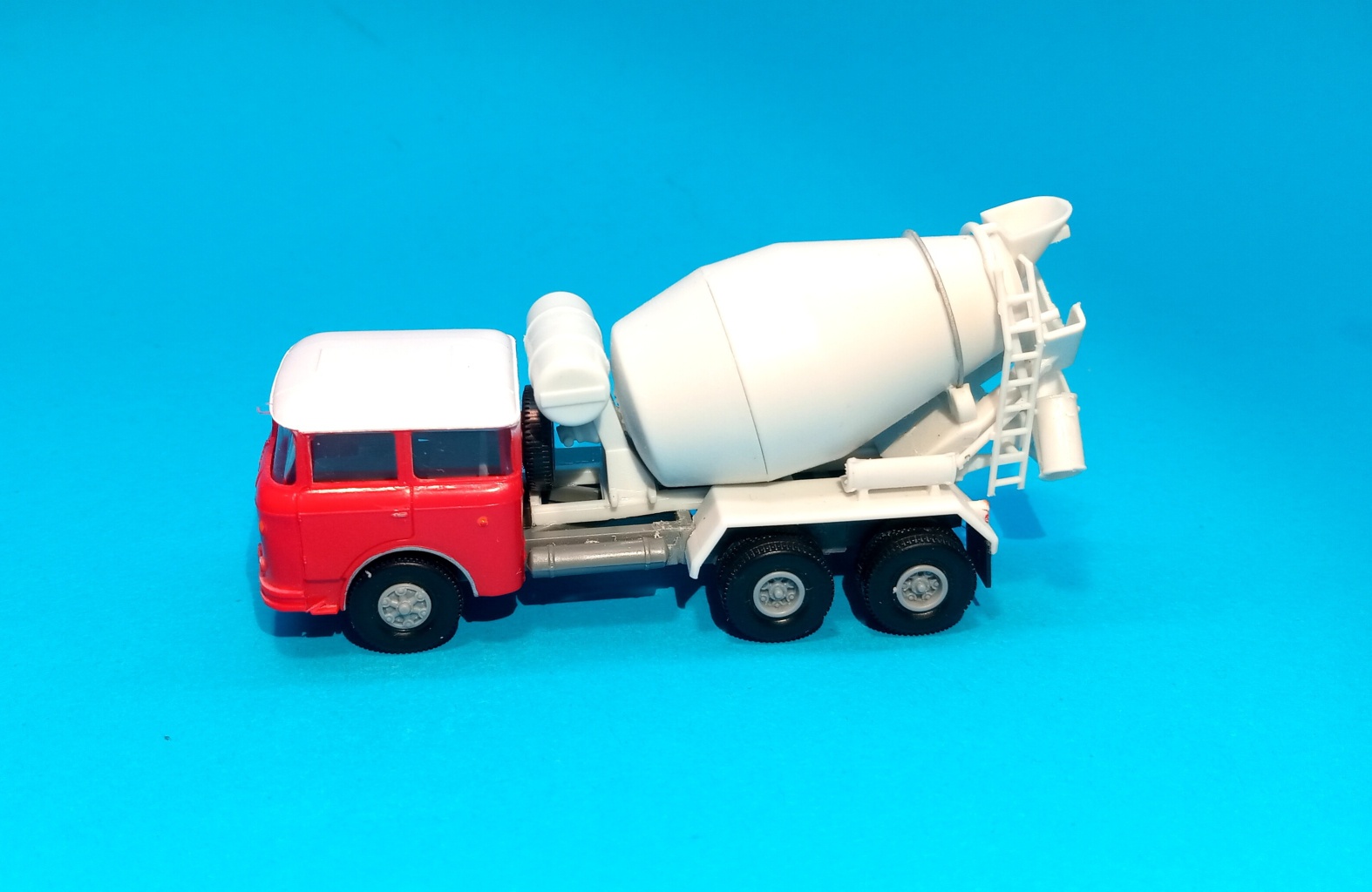 Škoda 706 - 6x6 Betonmix - 1:87    