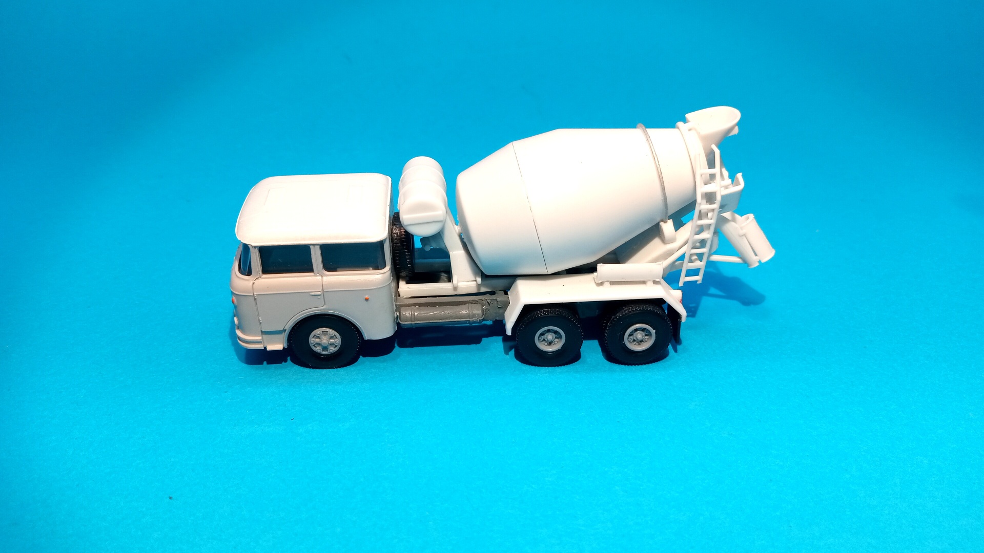 Škoda 706 - 6x6 Betonmix - 1:87    