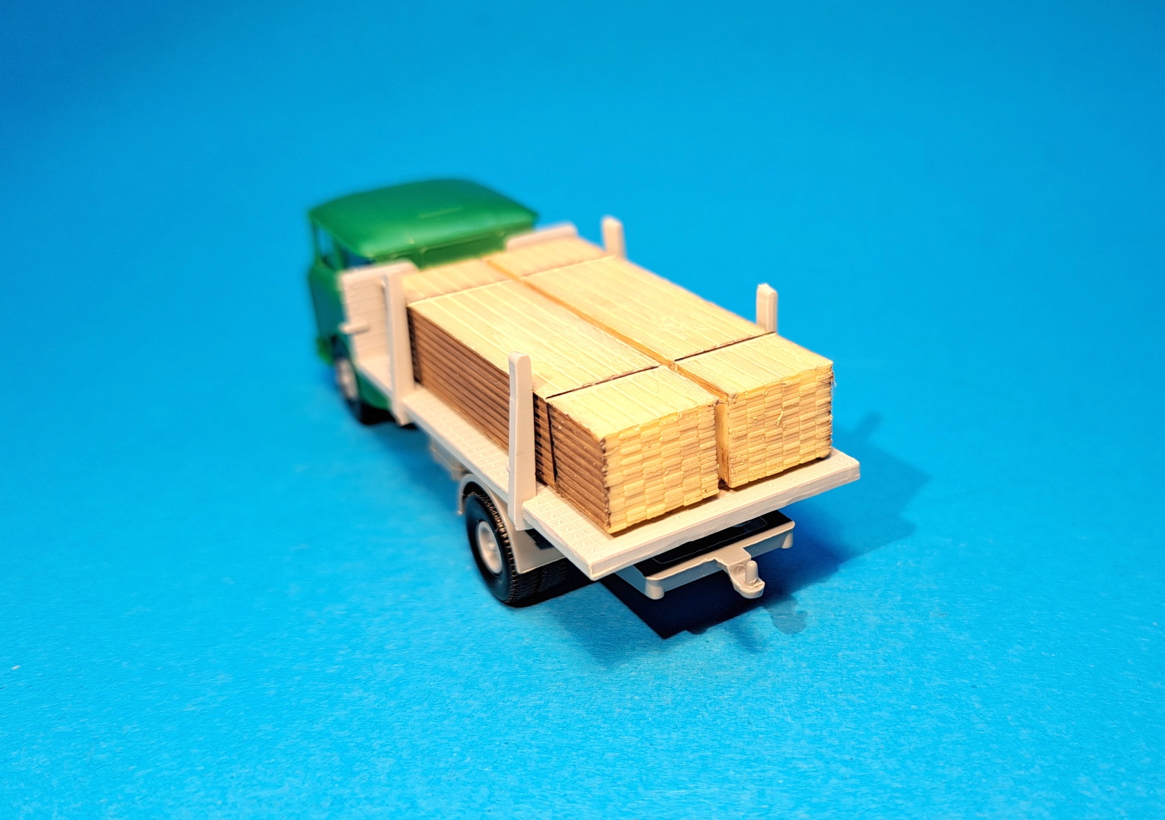 Škoda 706 - přepravník dřeva s nákladem prken - 1:87