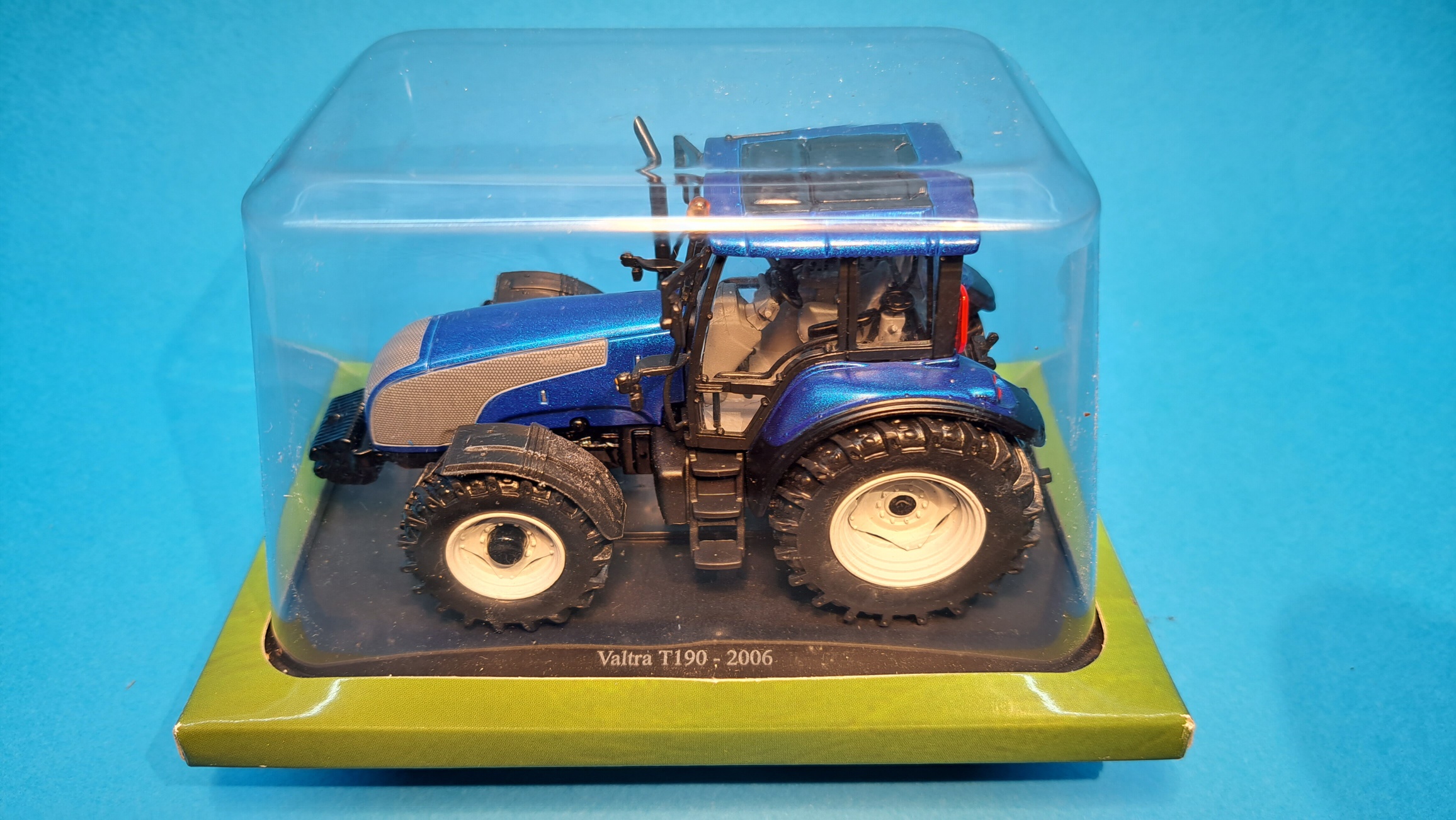 1:43 - Tractor Valtra T190 - 2006 