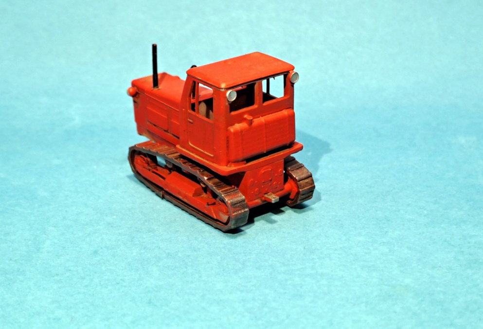 pásový traktor T-4A - 1:87    