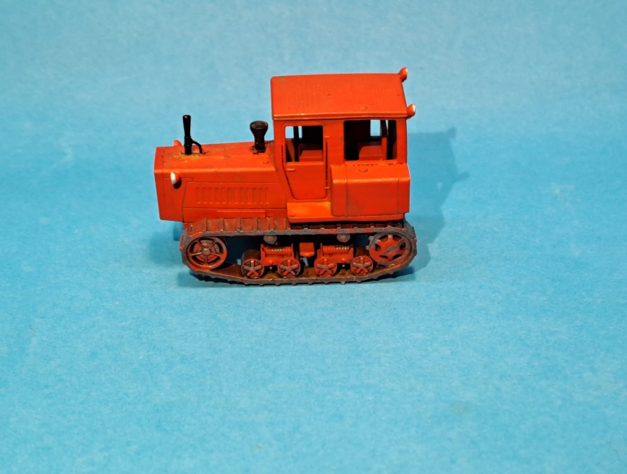 pásový traktor DT-75K - 1:87    