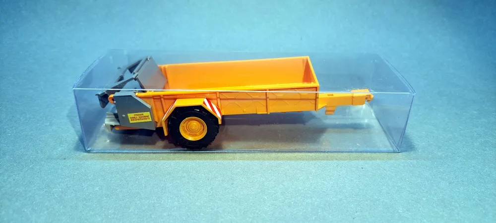 1:43 - rozmetadlo RUR-5 k traktoru Zetor Crystal 12045 - hotový model - oranžová