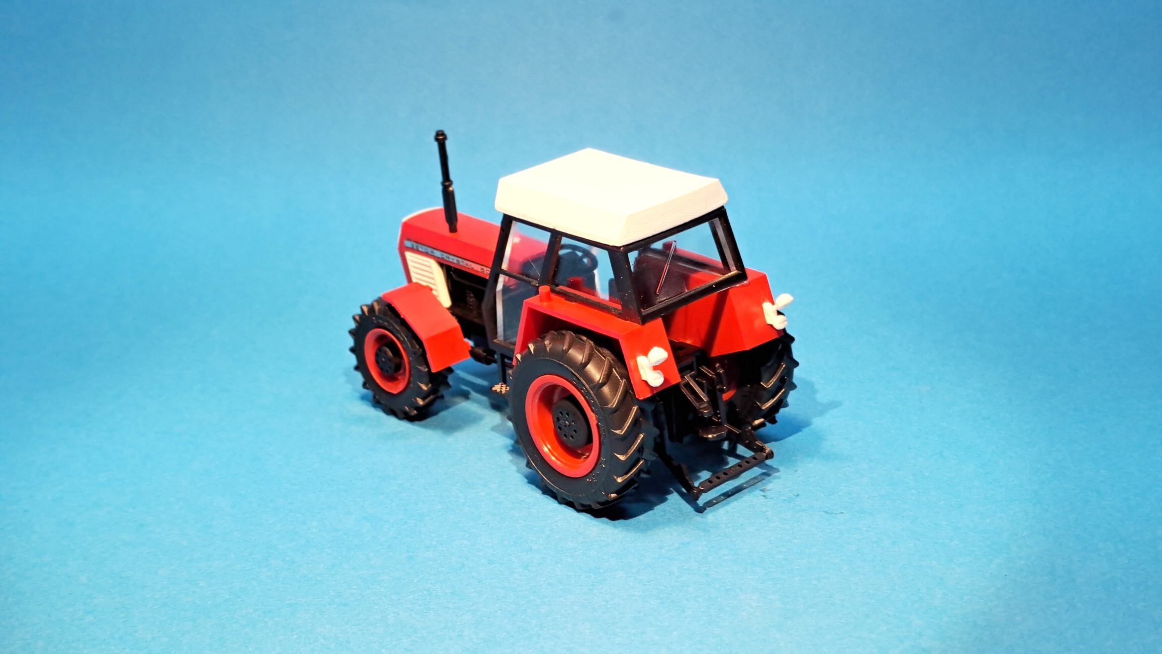 1:43 - traktor Zetor Crystal 8045 - červený  II. - hotový model