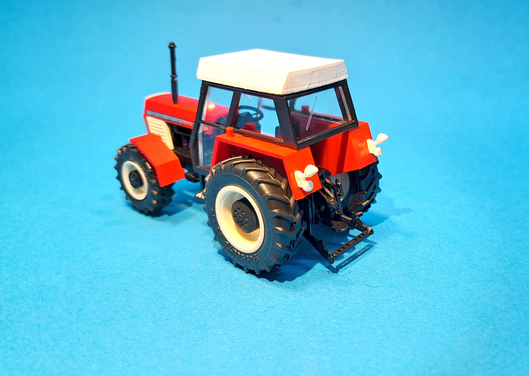 1:43 - traktor Zetor Crystal 8045 - červený  I. - hotový model