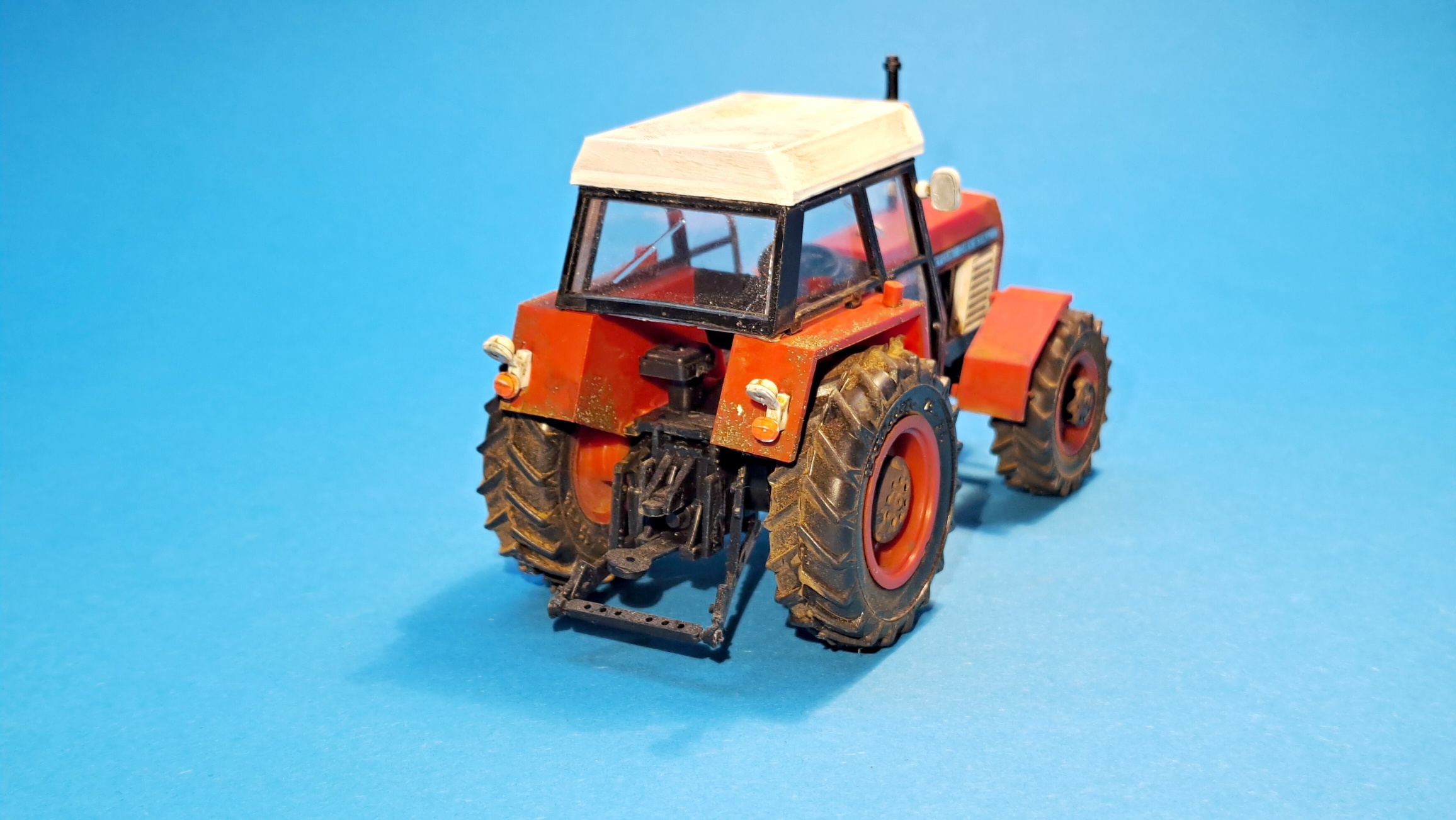 1:43 - traktor Zetor Crystal 8045 - červený I. - hotový model PATINA